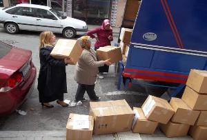 KADINLARIMIZ VAN DEPREMİ VATANDAŞLARIMIZA YARDIM İÇİN KOLLARI SIVADI